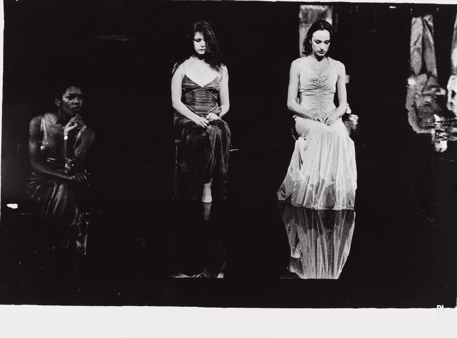 Elisabeth Clarke, Anne Martin und Josephine Ann Endicott in „Arien“ von Pina Bausch