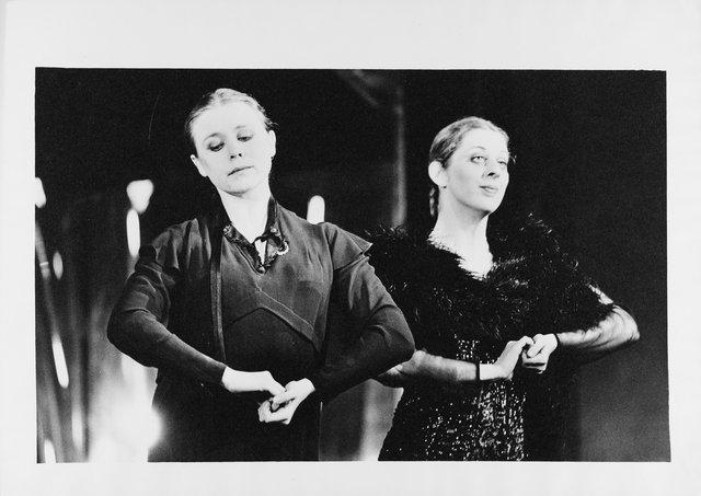 Josephine Ann Endicott und Colleen Finneran-Meessmann in „Die sieben Todsünden“ von Pina Bausch im Opernhaus Wuppertal, Spielzeit 1975/76