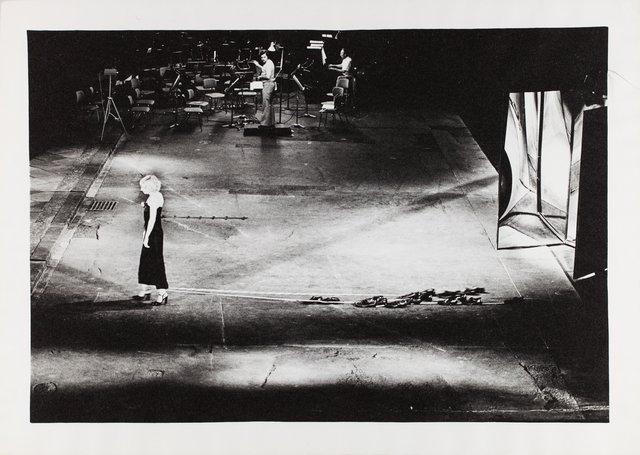 Karin Rasenack in „Die sieben Todsünden“ von Pina Bausch im Opernhaus Wuppertal, Spielzeit 1975/76