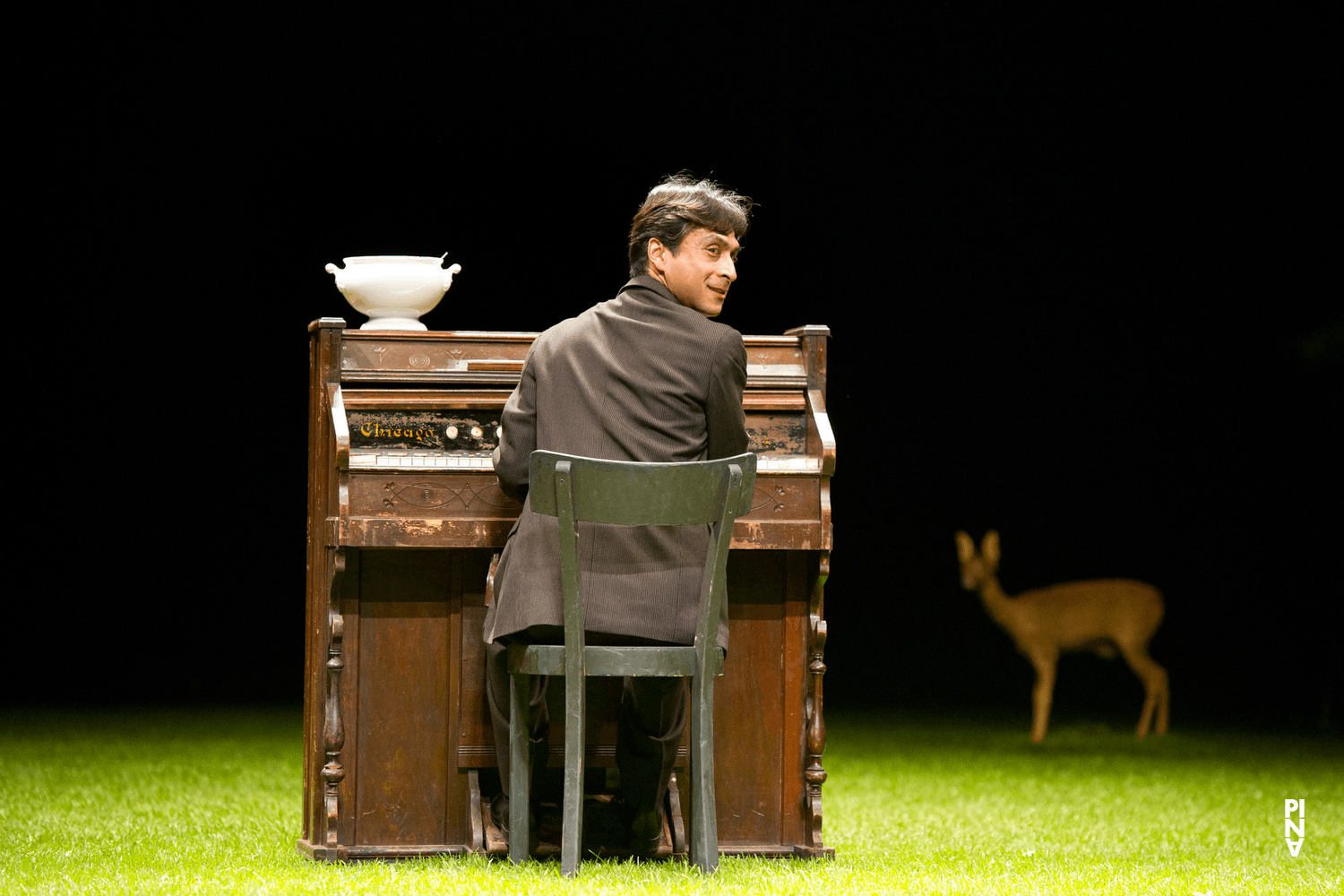 Eddie Martinez dans « 1980 – Une pièce de Pina Bausch » de Pina Bausch avec Tanztheater Wuppertal à l'Opernhaus Wuppertal (Allemagne), 4 avril 2012
