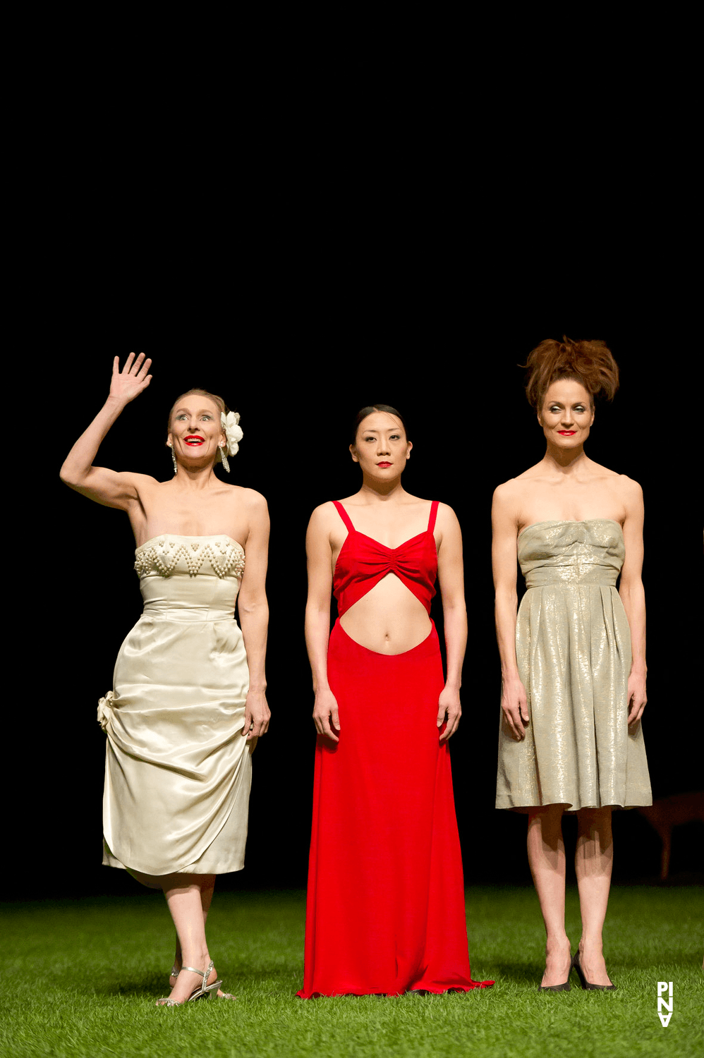 Julie Shanahan, Azusa Seyama und Julie Anne Stanzak in „1980 – Ein Stück von Pina Bausch“ von Pina Bausch mit Tanztheater Wuppertal im Opernhaus Wuppertal (Deutschland), 4. April 2012