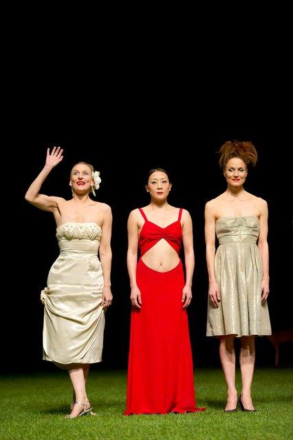 Julie Shanahan, Azusa Seyama und Julie Anne Stanzak in „1980 – Ein Stück von Pina Bausch“ von Pina Bausch mit Tanztheater Wuppertal im Opernhaus Wuppertal (Deutschland), 4. April 2012