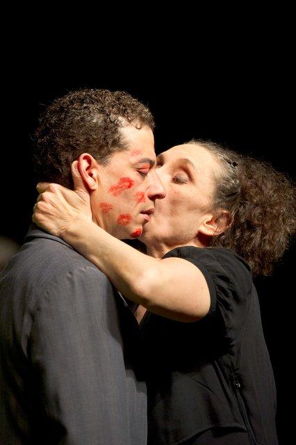 Nazareth Panadero in „1980 – Ein Stück von Pina Bausch“ von Pina Bausch mit Tanztheater Wuppertal im Théâtre de la Ville Paris (Frankreich), 19. April 2012