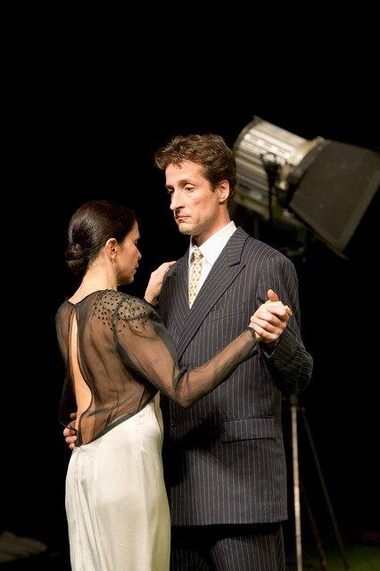 Ruth Amarante und Franko Schmidt in „1980 – Ein Stück von Pina Bausch“ von Pina Bausch mit Tanztheater Wuppertal im Théâtre de la Ville Paris (Frankreich), 19. April 2012