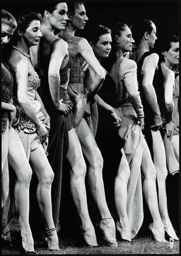 Affiche (« 1980 – Une pièce de Pina Bausch » de Pina Bausch) | Affiche: Detlef Erler © Pina Bausch Foundation, Photo: Detlef Erler