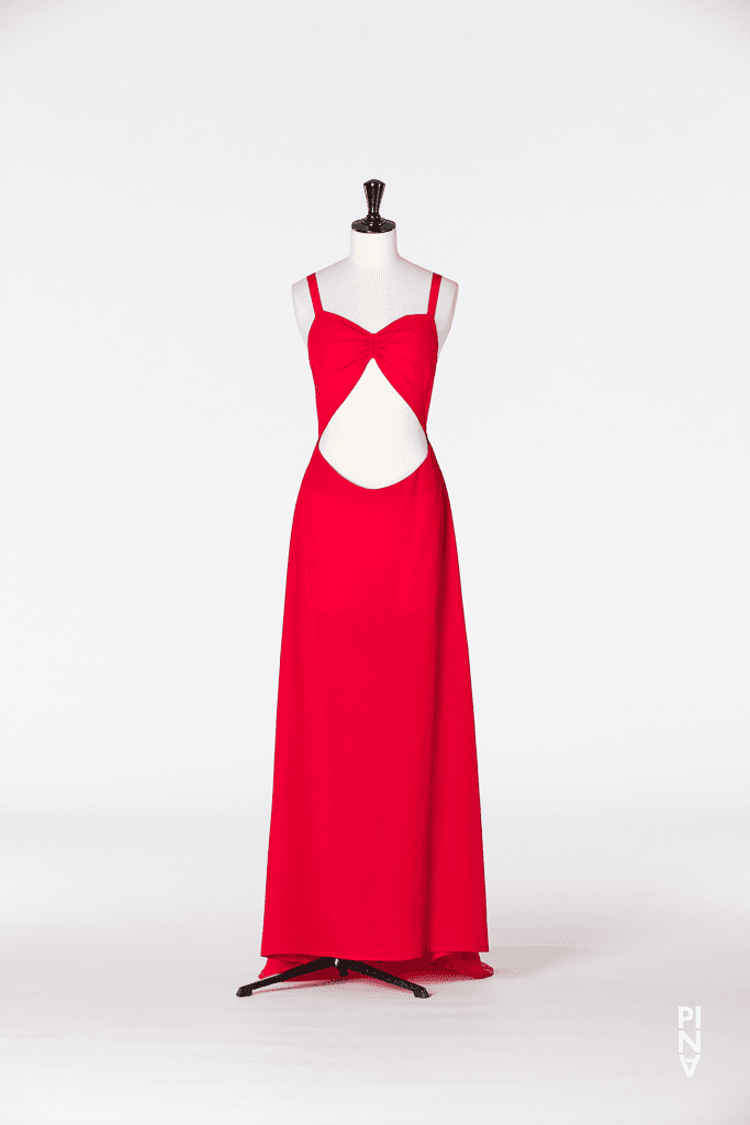 Jupe longue, porté dans Isabel Ribas Serra en « 1980 – Une pièce de Pina Bausch » de Pina Bausch