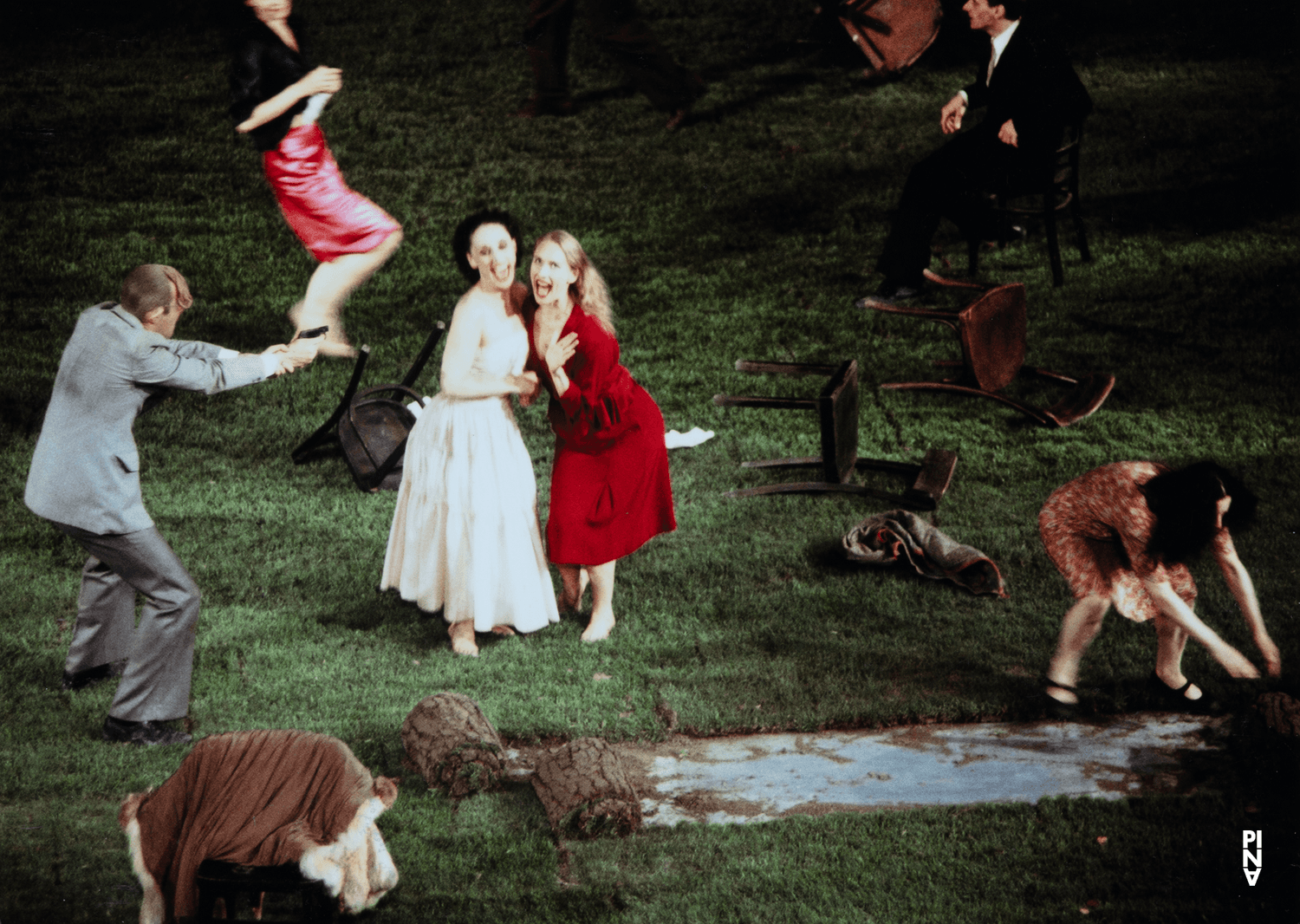 Julie Shanahan und Nazareth Panadero in „1980 – Ein Stück von Pina Bausch“ von Pina Bausch