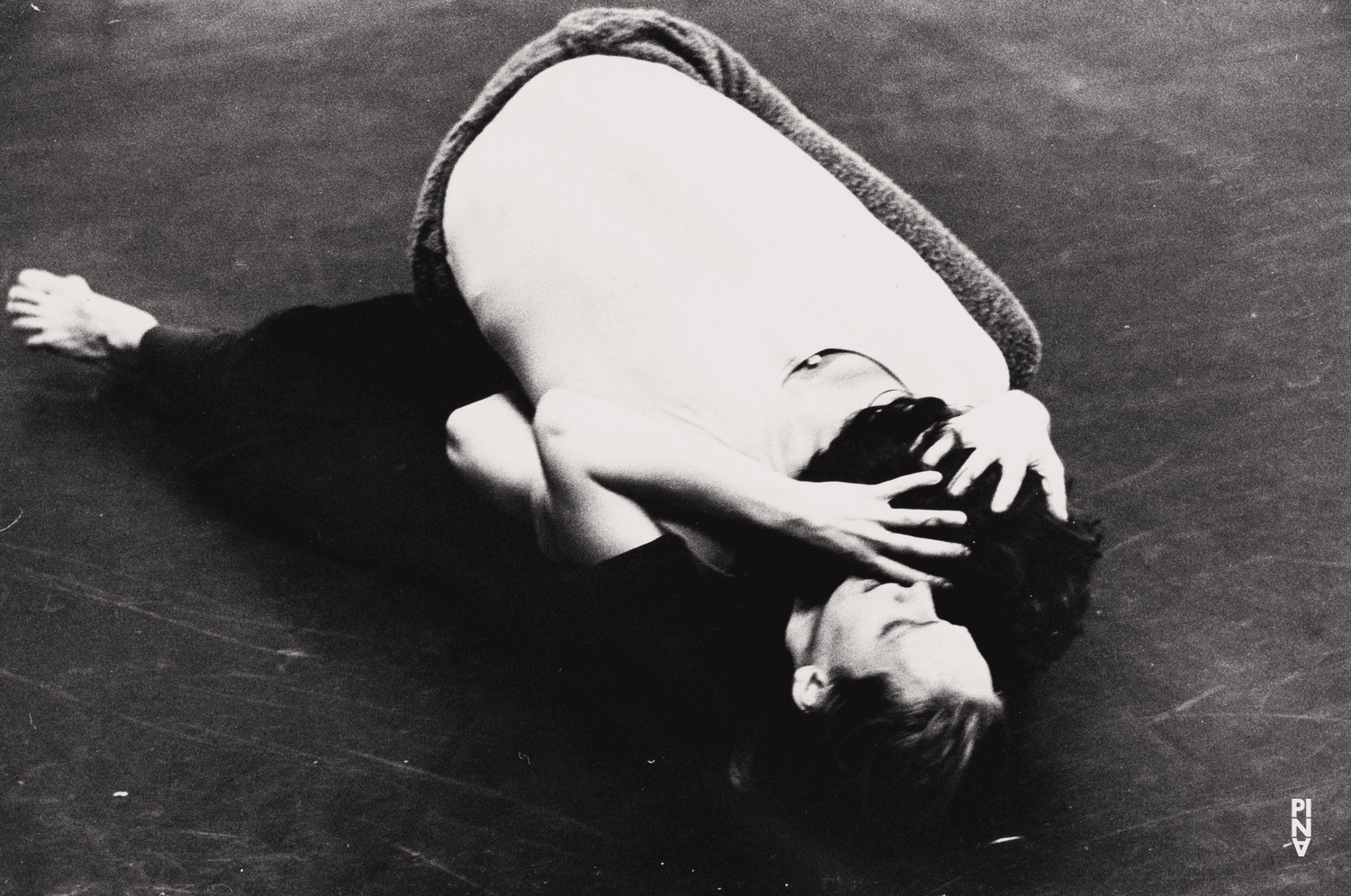 Marlis Alt dans « Barbe-Bleue. En écoutant un enregistrement sur bande magnétique de l’opéra de Béla Bartók « Le Château de Barbe-Bleue » » de Pina Bausch