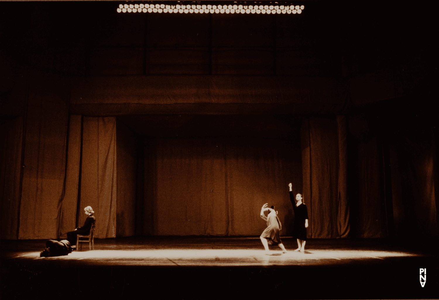 Josephine Ann Endicott und Dominique Mercy in „Adagio – Fünf Lieder von Gustav Mahler“ von Pina Bausch