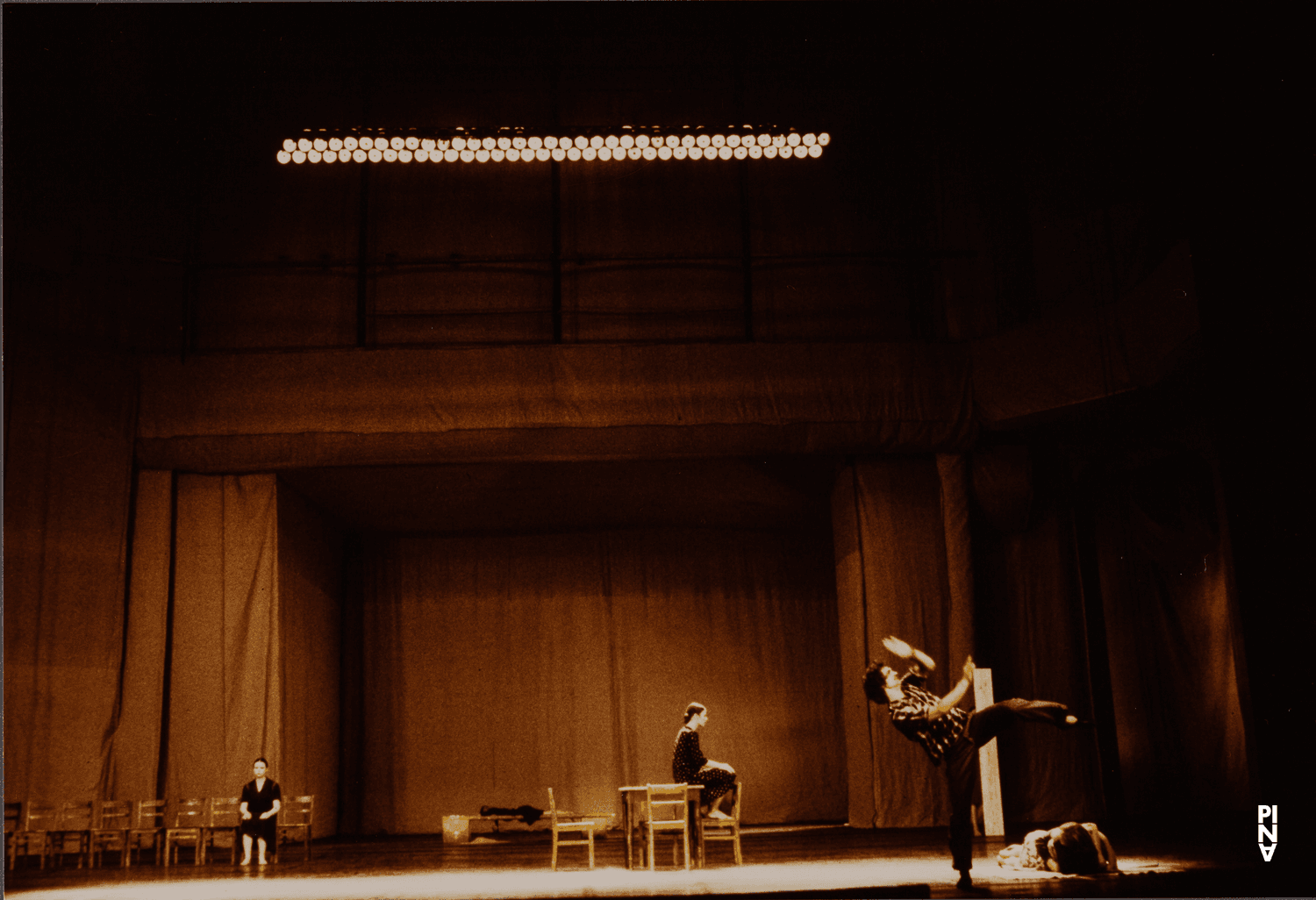 Jan Minařík, Malou Airaudo et Josephine Ann Endicott dans « Adagio – Fünf Lieder von Gustav Mahler » de Pina Bausch