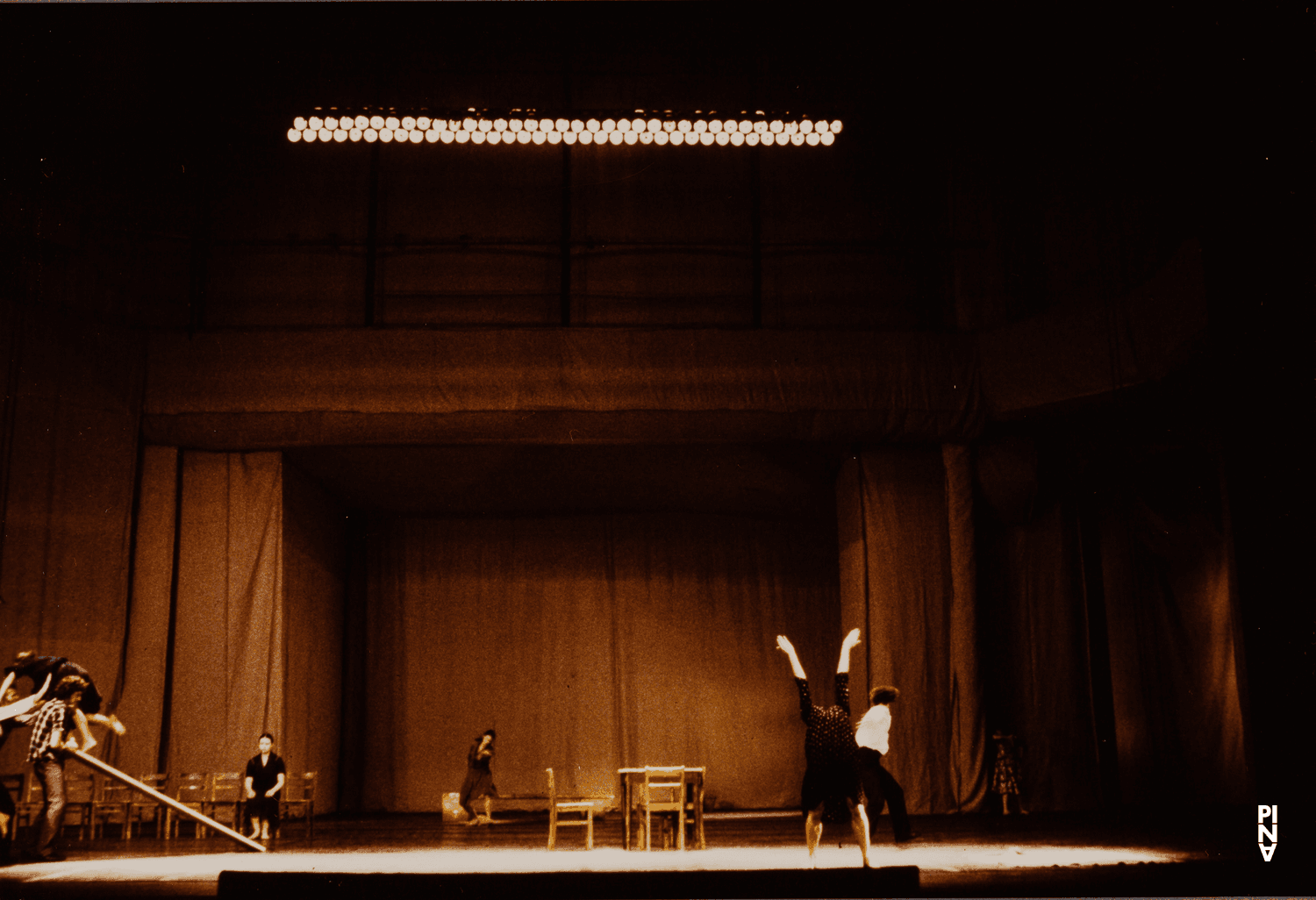 Malou Airaudo, Jan Minařík et Josephine Ann Endicott dans « Adagio – Fünf Lieder von Gustav Mahler » de Pina Bausch