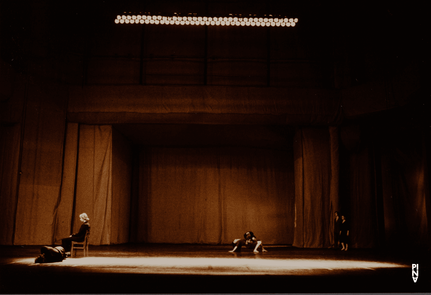 Dominique Mercy, Jan Minařík et Josephine Ann Endicott dans « Adagio – Fünf Lieder von Gustav Mahler » de Pina Bausch