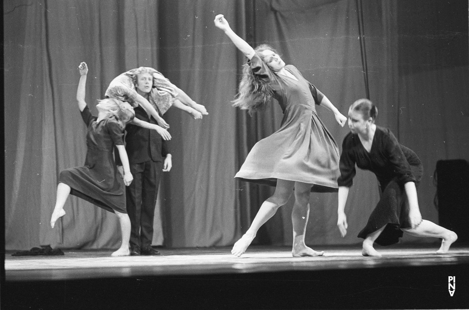 Josephine Ann Endicott, Malou Airaudo und Marlis Alt in „Adagio – Fünf Lieder von Gustav Mahler“ von Pina Bausch