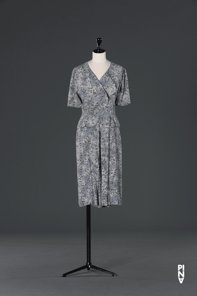 Kurzes Kleid, getragen von Monika Sagon in „Adagio – Fünf Lieder von Gustav Mahler“ von Pina Bausch