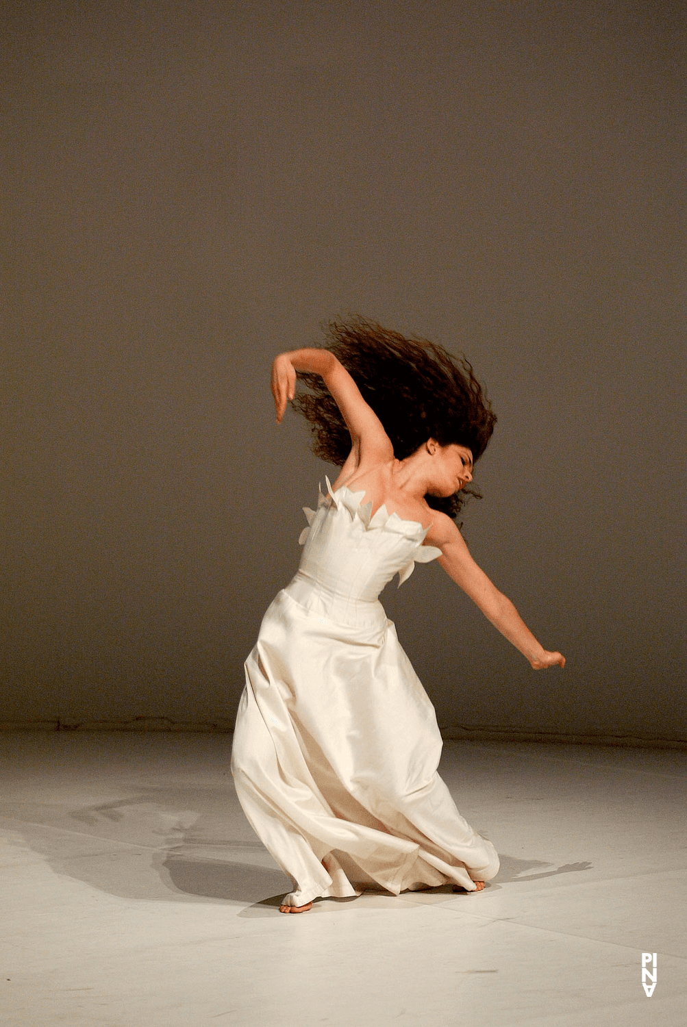 Mélanie Maurin dans « Água » de Pina Bausch avec Tanztheater Wuppertal au  Théâtre de la Ville Paris (France), 17 juin 2002