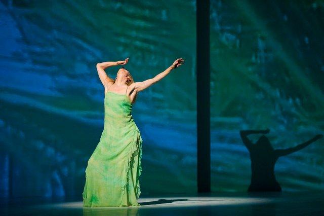 Julie Shanahan dans « Água » de Pina Bausch avec Tanztheater Wuppertal à l'Opernhaus Wuppertal (Allemagne), 18 novembre 2010