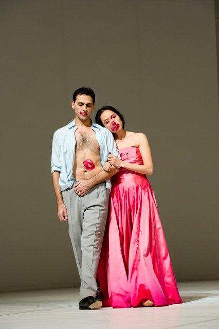 Nayoung Kim und Daphnis Kokkinos in „Água“ von Pina Bausch mit Tanztheater Wuppertal im Opernhaus Wuppertal (Deutschland), 18. November 2010