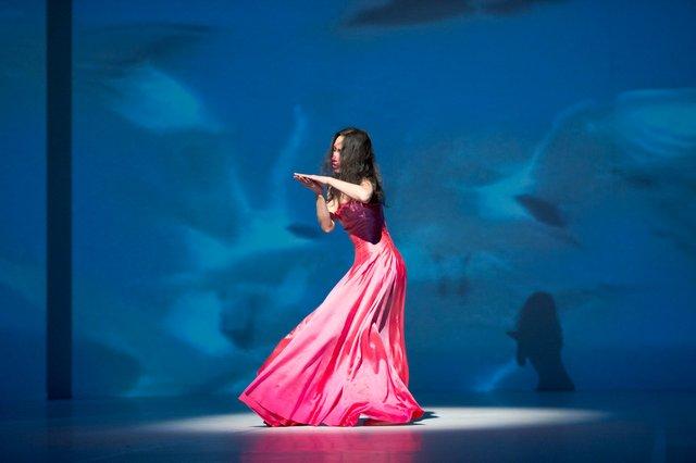 Nayoung Kim dans « Água » de Pina Bausch avec Tanztheater Wuppertal à l'Opernhaus Wuppertal (Allemagne), 18 novembre 2010
