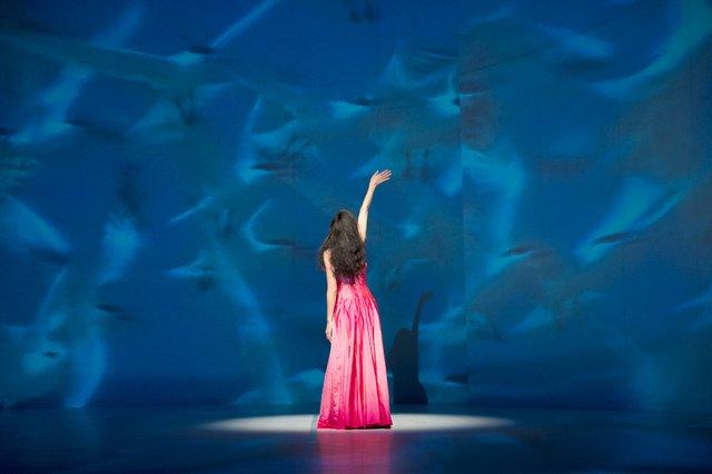 Nayoung Kim in „Água“ von Pina Bausch mit Tanztheater Wuppertal im Opernhaus Wuppertal (Deutschland), 18. November 2010