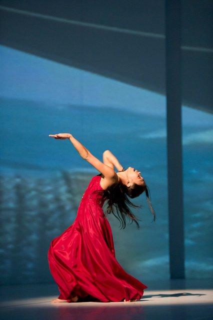 Ditta Miranda Jasjfi dans « Água » de Pina Bausch avec Tanztheater Wuppertal à l'Opernhaus Wuppertal (Allemagne), 18 novembre 2010