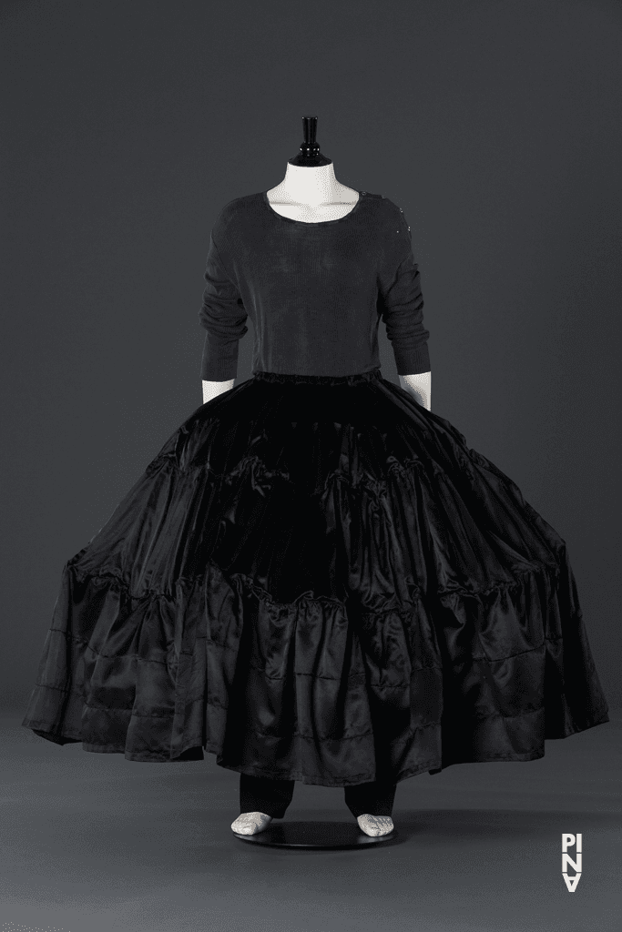 Rock, getragen von Jorge Puerta Armenta in „Água“ von Pina Bausch