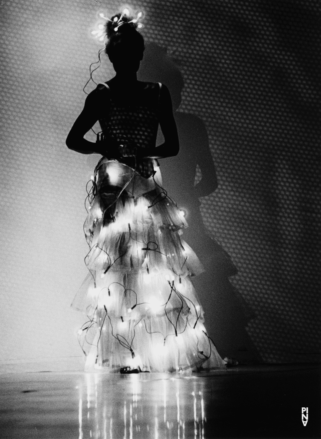 Regina Advento dans « Água » de Pina Bausch avec Tanztheater Wuppertal à l'Opernhaus Wuppertal (Allemagne), 12 mai 2001