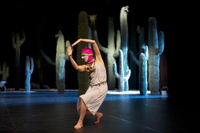 Julie Anne Stanzak in „Ahnen“ von Pina Bausch mit Tanztheater Wuppertal im Opernhaus Wuppertal (Deutschland), 9. Mai 2014