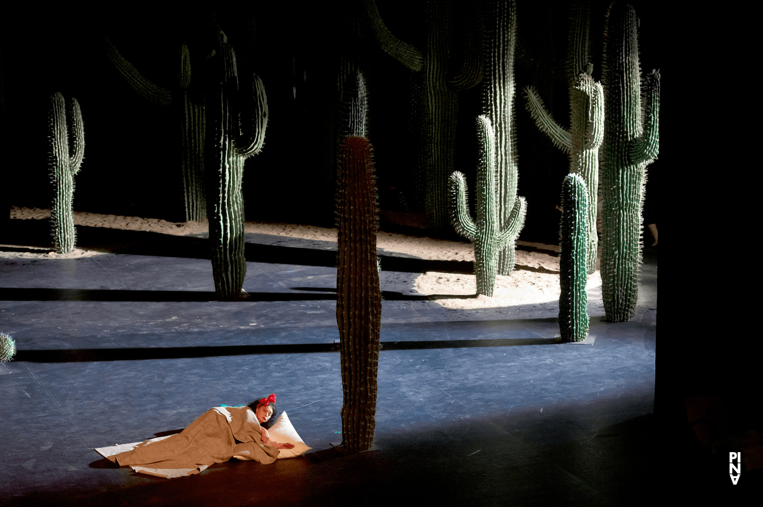 Cristiana Morganti dans « Ahnen » de Pina Bausch avec Tanztheater Wuppertal à l'Opernhaus Wuppertal (Allemagne), 9 mai 2014