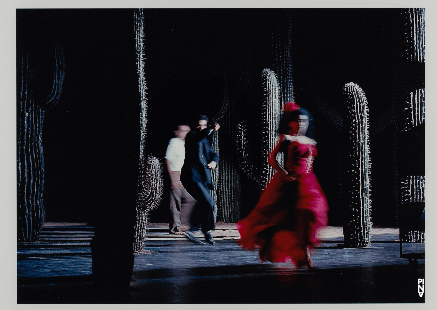 Aida Vainieri, Daphnis Kokkinos und Kenji Takagi in „Ahnen“ von Pina Bausch