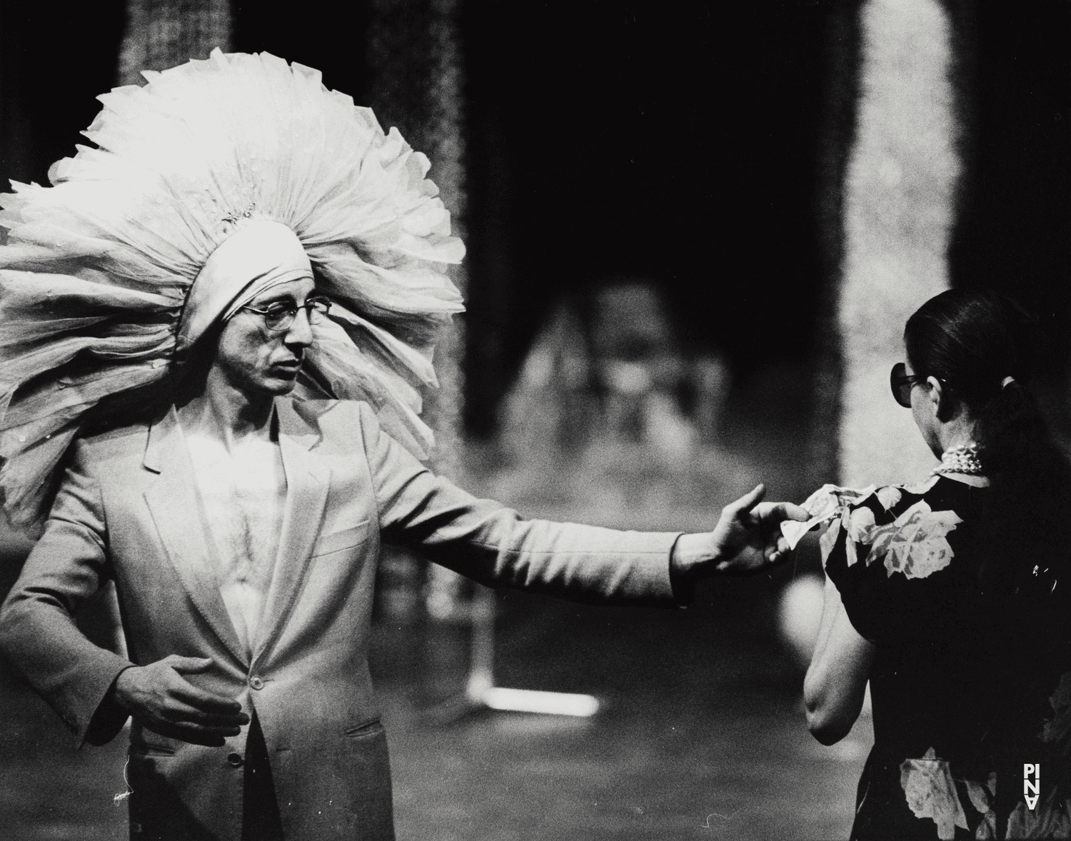 Monika Sagon und Jean Laurent Sasportes in „Ahnen“ von Pina Bausch