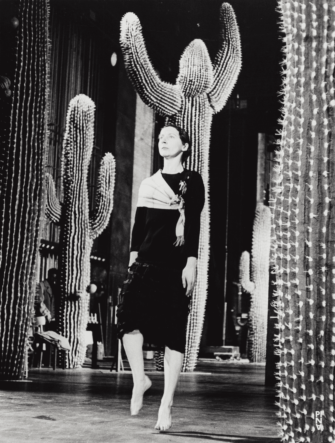 Finola Cronin dans « Ahnen » de Pina Bausch