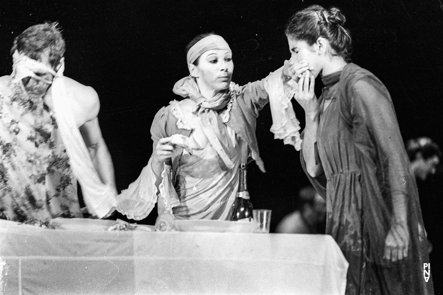 Isabel Ribas Serra und Anne Marie Benati in „Arien“ von Pina Bausch, Spielzeit 1978/79