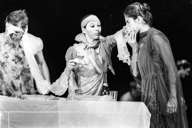 Isabel Ribas Serra et Anne Marie Benati dans « Arien » de Pina Bausch, saison 1978/79