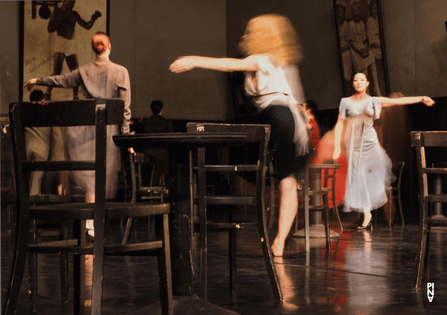 Julie Shanahan, Anna Wehsarg und Azusa Seyama in „Bandoneon“ von Pina Bausch