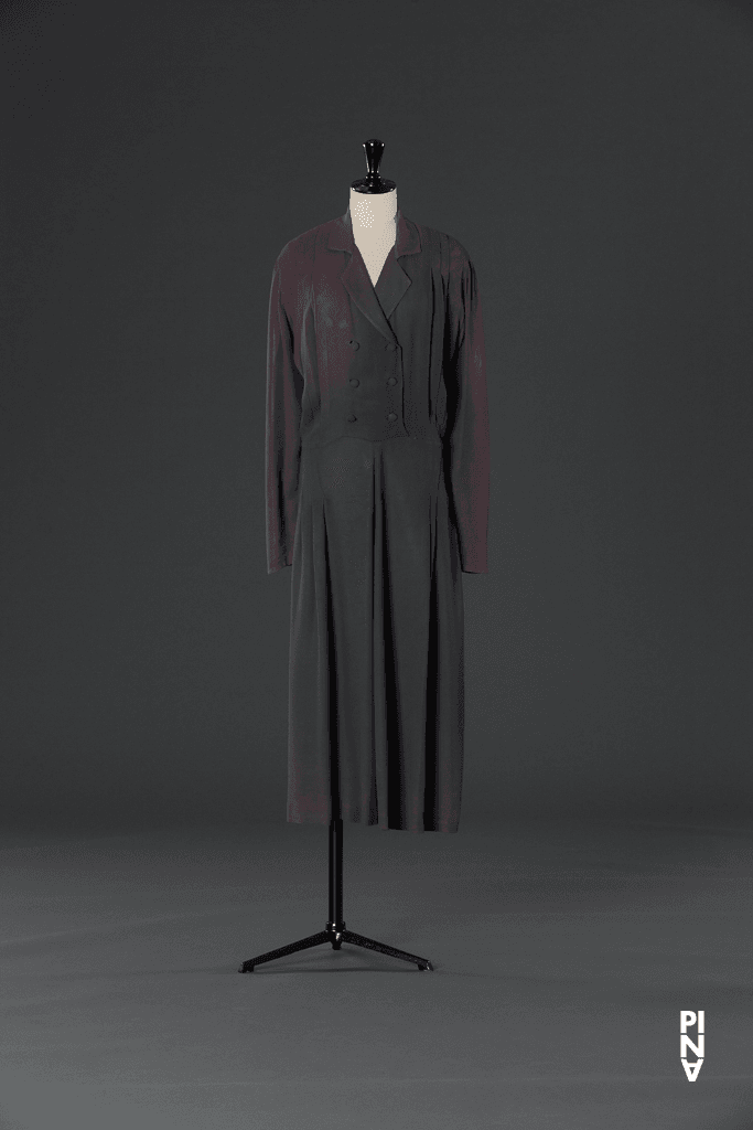 Jupe courte, porté dans Anne Martin en « Bandonéon » de Pina Bausch