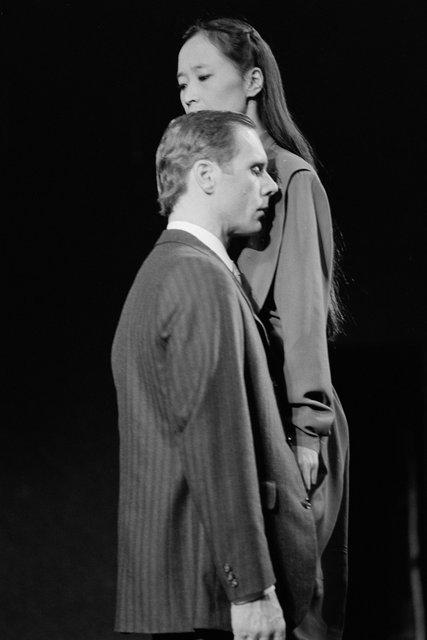 Ed Kortlandt und Kyomi Ichida in „Bandoneon“ von Pina Bausch im Opernhaus Wuppertal, Spielzeit 1986/87