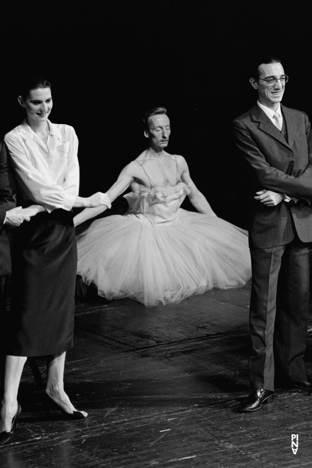 Jean Laurent Sasportes, Héléna Pikon und Dominique Mercy in „Bandoneon“ von Pina Bausch im Opernhaus Wuppertal, Spielzeit 1984/85