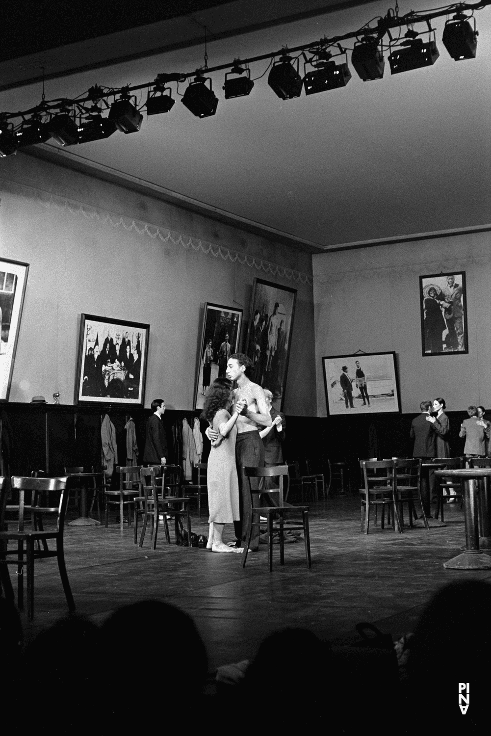 Jean Laurent Sasportes, Urs Kaufmann und Heide Tegeder in „Bandoneon“ von Pina Bausch im Schauspielhaus Köln, Spielzeit 1980/81