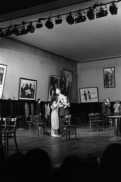 Jean Laurent Sasportes, Urs Kaufmann und Heide Tegeder in „Bandoneon“ von Pina Bausch im Schauspielhaus Köln, Spielzeit 1980/81