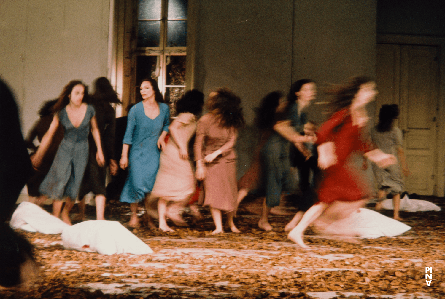 Heide Tegeder in „Blaubart.  Beim Anhören einer Tonbandaufnahme von Béla Bartóks Oper »Herzog Blaubarts Burg«“ von Pina Bausch, 28. März 1981