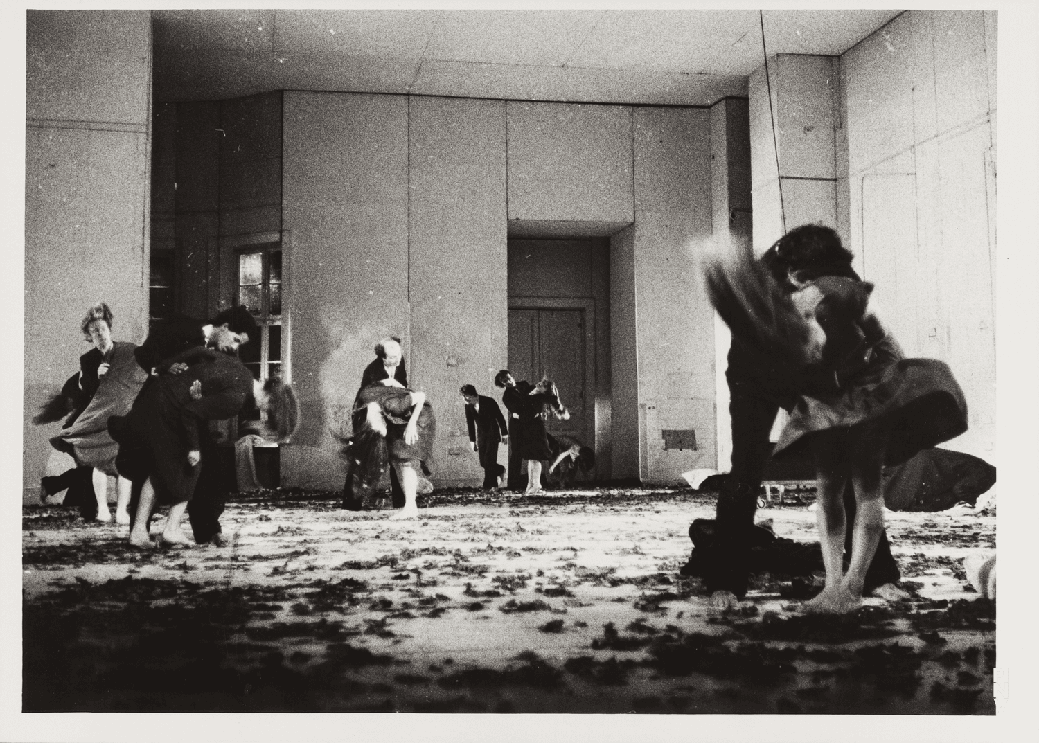 Jacques Patarozzi, Arnaldo Alvarez et John Giffin dans « Barbe-Bleue. En écoutant un enregistrement sur bande magnétique de l’opéra de Béla Bartók « Le Château de Barbe-Bleue » » de Pina Bausch