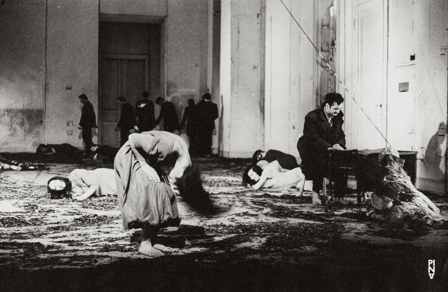 Photo de « Barbe-Bleue. En écoutant un enregistrement sur bande magnétique de l’opéra de Béla Bartók « Le Château de Barbe-Bleue » » de Pina Bausch