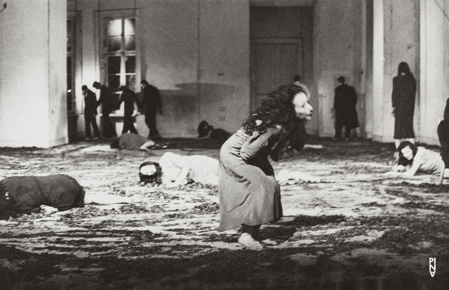 Beatrice Libonati, Heide Tegeder et Anne Marie Benati dans « Barbe-Bleue. En écoutant un enregistrement sur bande magnétique de l’opéra de Béla Bartók « Le Château de Barbe-Bleue » » de Pina Bausch