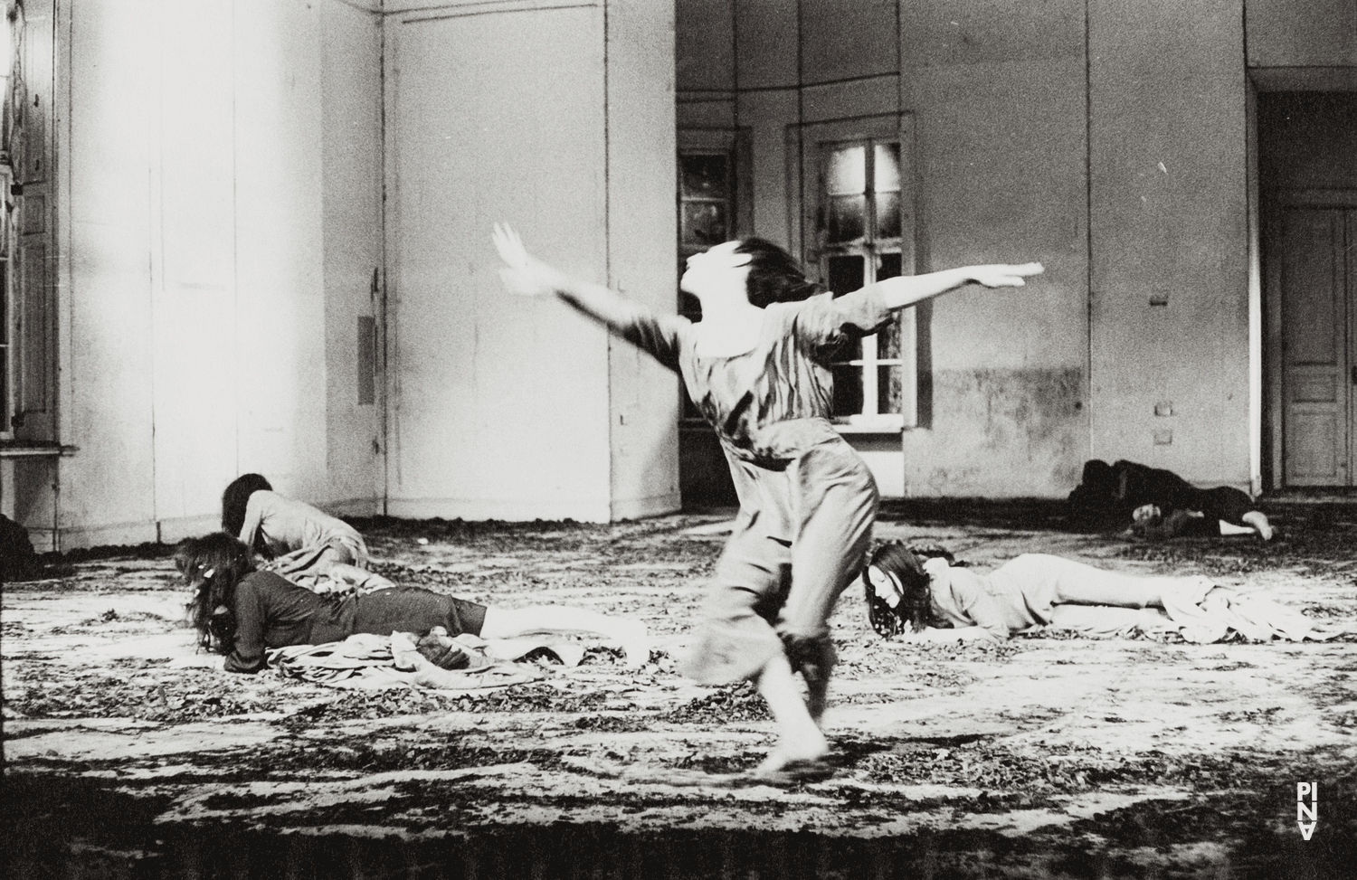 Beatrice Libonati et Heide Tegeder dans « Barbe-Bleue. En écoutant un enregistrement sur bande magnétique de l’opéra de Béla Bartók « Le Château de Barbe-Bleue » » de Pina Bausch