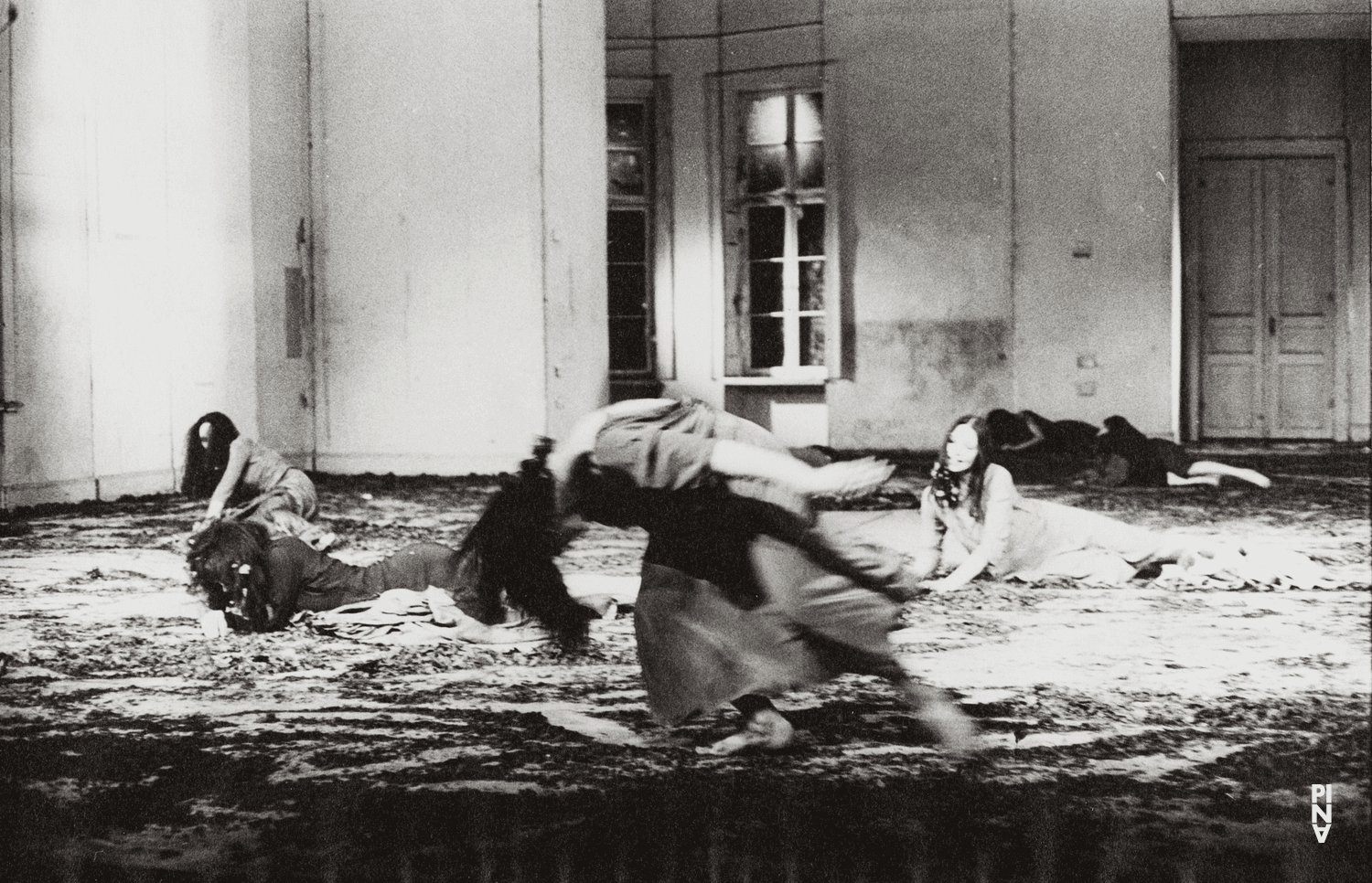 Beatrice Libonati et Heide Tegeder dans « Barbe-Bleue. En écoutant un enregistrement sur bande magnétique de l’opéra de Béla Bartók « Le Château de Barbe-Bleue » » de Pina Bausch