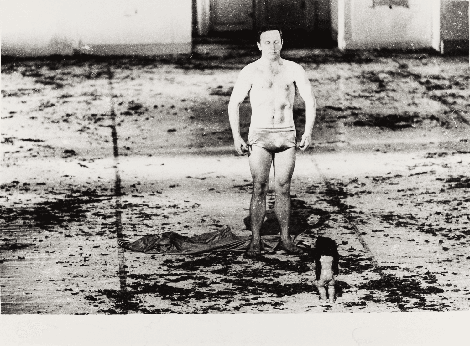 Hans Dieter Knebel in „Blaubart.  Beim Anhören einer Tonbandaufnahme von Béla Bartóks Oper »Herzog Blaubarts Burg«“ von Pina Bausch