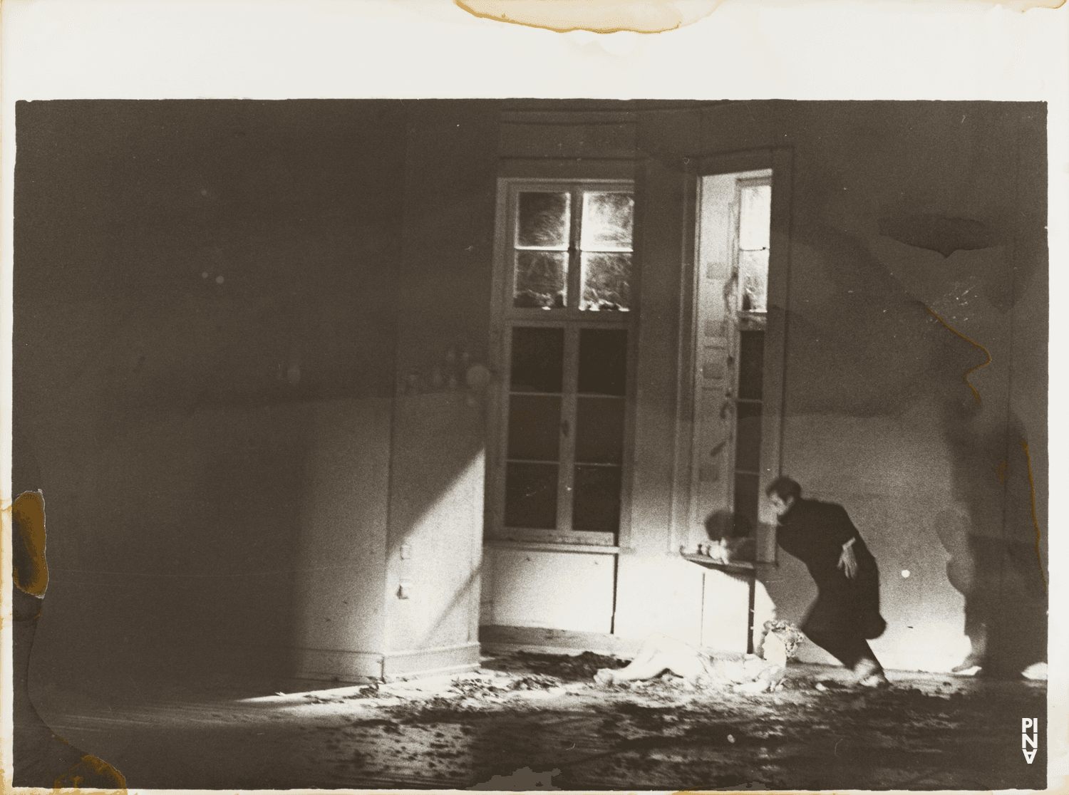 Jan Minařík et Marlis Alt dans « Barbe-Bleue. En écoutant un enregistrement sur bande magnétique de l’opéra de Béla Bartók « Le Château de Barbe-Bleue » » de Pina Bausch