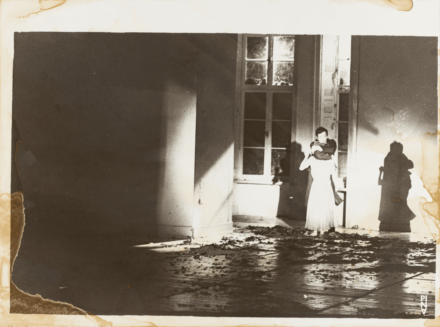 Marlis Alt et Jan Minařík dans « Barbe-Bleue. En écoutant un enregistrement sur bande magnétique de l’opéra de Béla Bartók « Le Château de Barbe-Bleue » » de Pina Bausch
