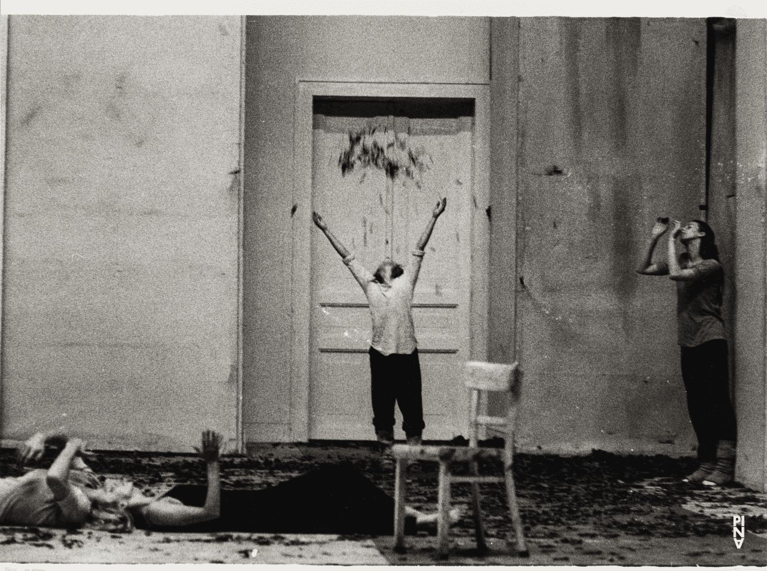 Tjitske Broersma et Marlis Alt dans « Barbe-Bleue. En écoutant un enregistrement sur bande magnétique de l’opéra de Béla Bartók « Le Château de Barbe-Bleue » » de Pina Bausch