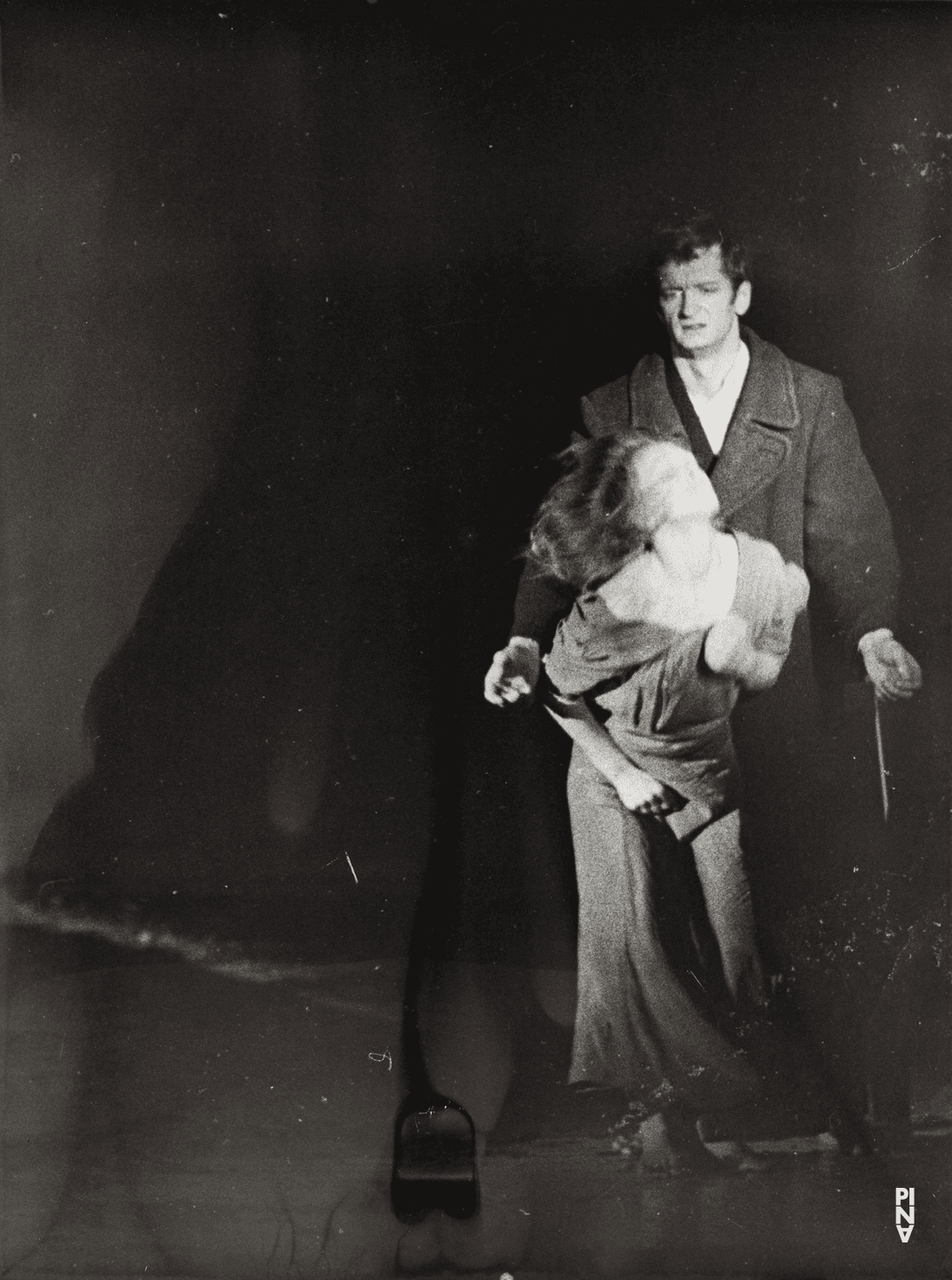 Marlis Alt et Jan Minařík dans « Barbe-Bleue. En écoutant un enregistrement sur bande magnétique de l’opéra de Béla Bartók « Le Château de Barbe-Bleue » » de Pina Bausch